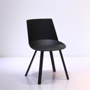 Hennel Dining Chair – Elegansi Tak Lekang, Nyaman Ergonomis