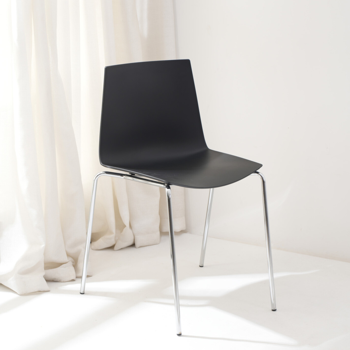 403fda67-fb49-44d5-a8c0-21716cd120b3.jpg Haru Dining Chair Black – Premium Comfort & Modern Elegance - Image 3