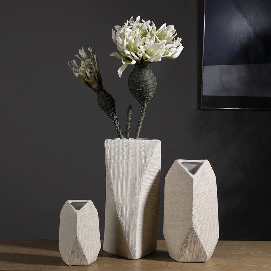 5f5bf1ab-b327-4666-8ee8-8cdd54b89669.jpg Urbanloft Home Dreieck Ceramic Vase Decoration - Image 1