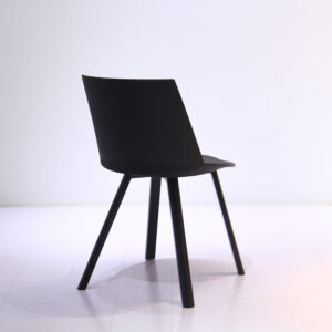 Hennel Dining Chair – Elegansi Tak Lekang, Nyaman Ergonomis