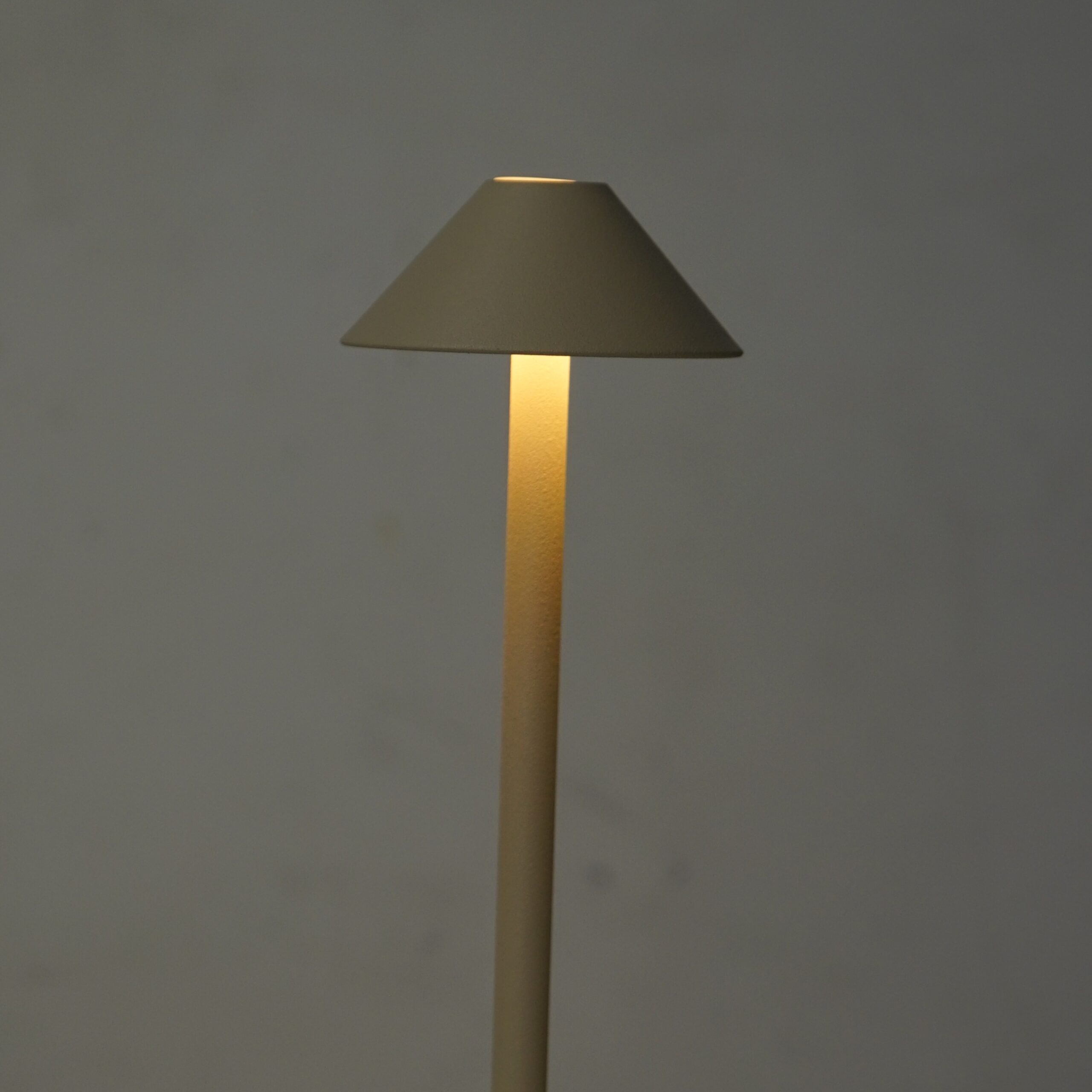 DSC05466-1-scaled-1.jpg Fletta Table Lamp Cream – Ambient Lighting with Modern Pride - Image 3