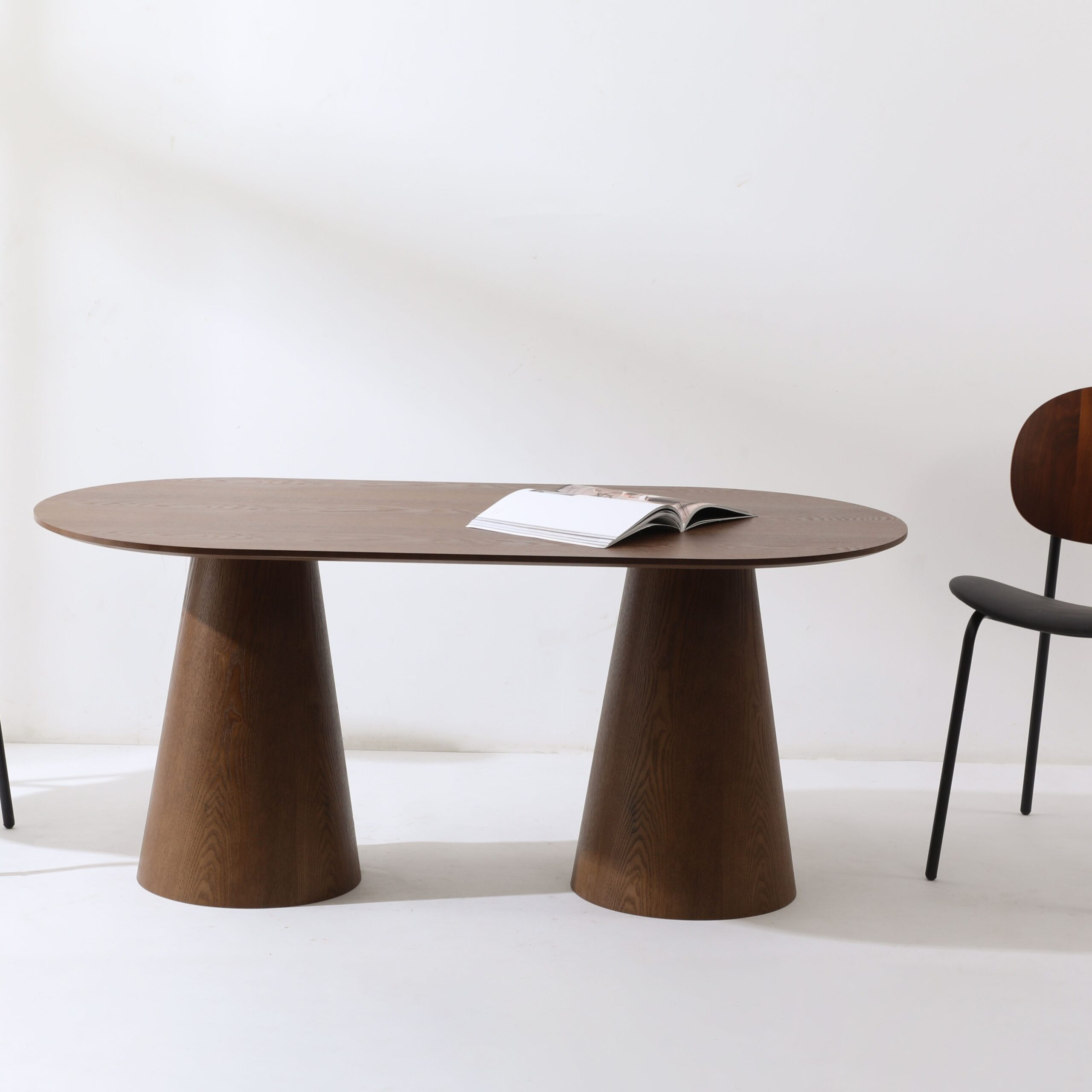 E64A1110-scaled-1.jpg Morza 1.4 Dining Table – Luxury Dining Made Effortless Glow - Image 4