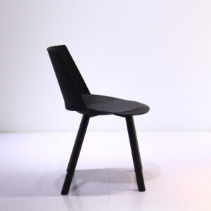 Hennel Dining Chair – Elegansi Tak Lekang, Nyaman Ergonomis
