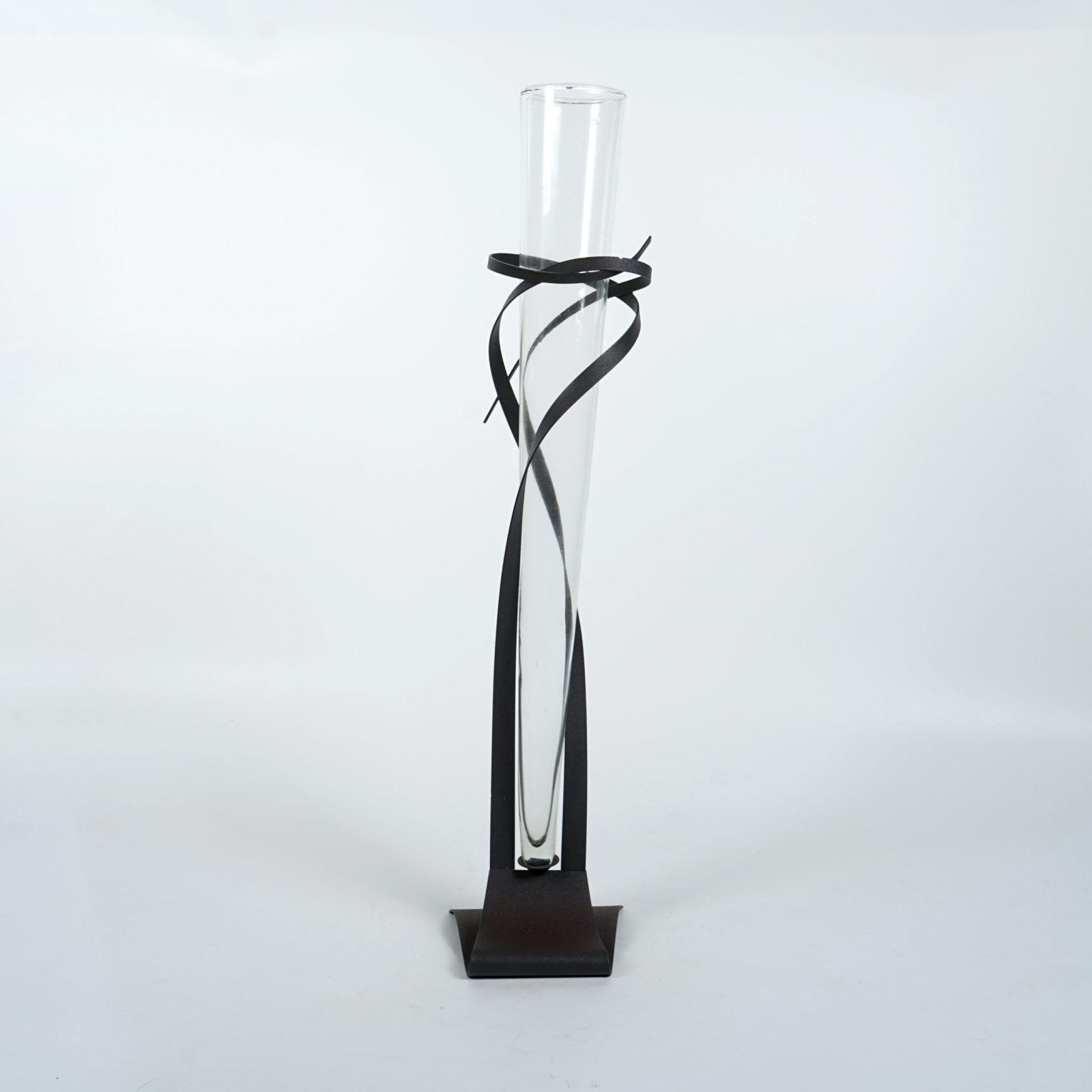 rug-1655719610926-6.jpeg-scaled-1.jpg Io Pot – Ultimate Modern Metal Planter for Timeless Elegance - Image 4